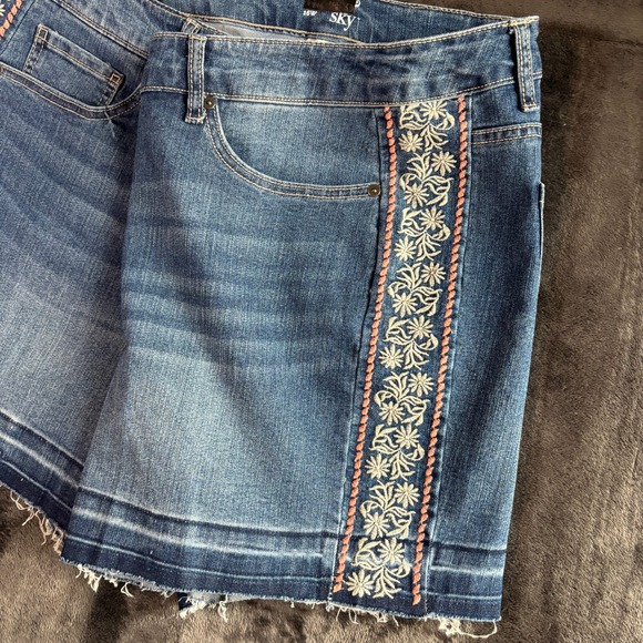 Terra Sky Womens Denim Shorts Embroidered Side Trim Frayed Hem Blue Size 16W - Picture 3 of 7